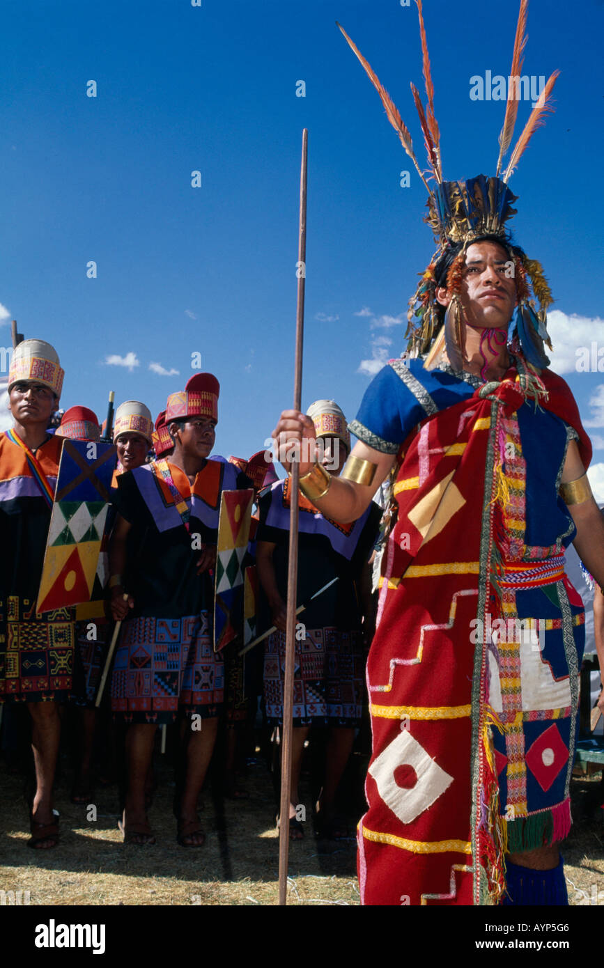 Amérique du Sud PÉROU Cuzco figure masculine en costume traditionnel et à plumes à coiffe Inti Raymi Festival Inca du Soleil Banque D'Images