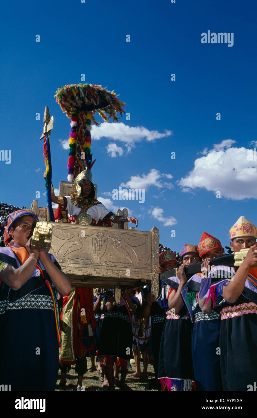 Amérique du Sud PÉROU Cusco Empereur Pachacuti exploitée golden trône à Inti Raymi Fête du soleil cérémonie Inca Banque D'Images