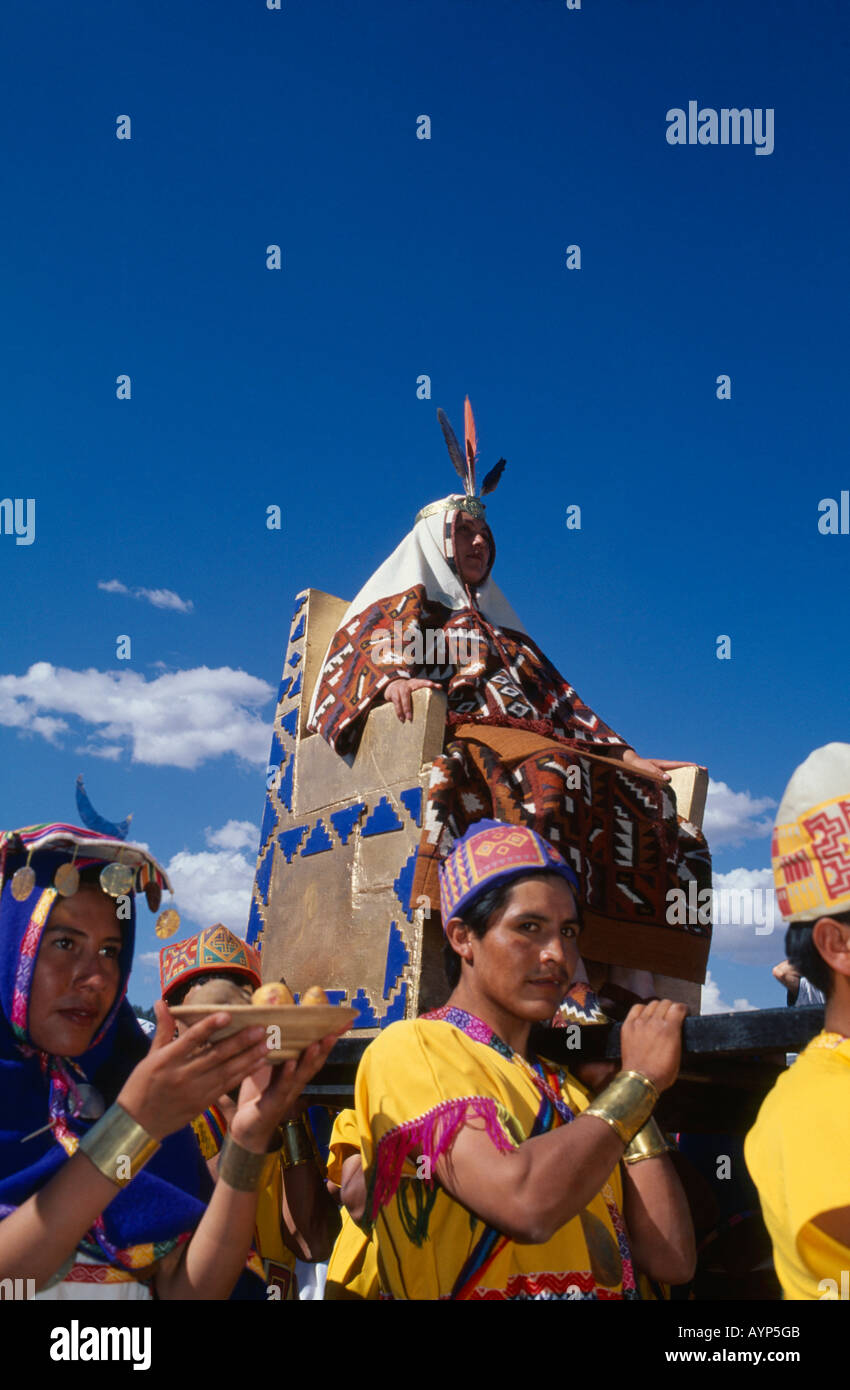 Amérique du Sud PÉROU Cuzco Épouse de l'Empereur Pachacuti en cours dans son trône à l'Inti Raymi Fête du Soleil Banque D'Images