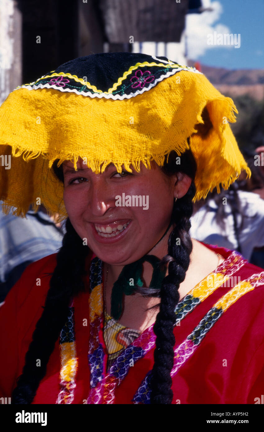 Amérique du Sud PÉROU Cusco souriante jeune femme en costume traditionnel à l'Inti Raymi Fête du Soleil Banque D'Images