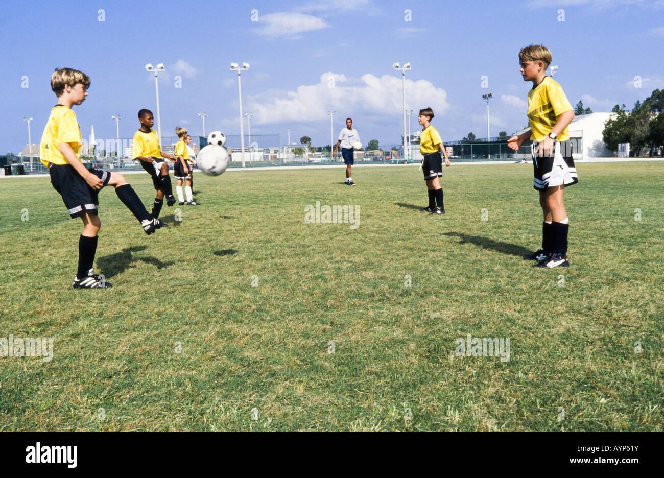 L'équipe de soccer pour les enfants, filles et garçons ensemble, avec l'entraîneur les compétences pédagogiques, d'équipe, teamspirit, Melbourne, Florida Banque D'Images