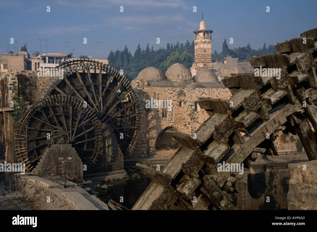 La Syrie Asie centrale Moyen Orient Hama norias ou roues à eau en bois sur le fleuve Oronte et Mosquée Al Nuri Banque D'Images