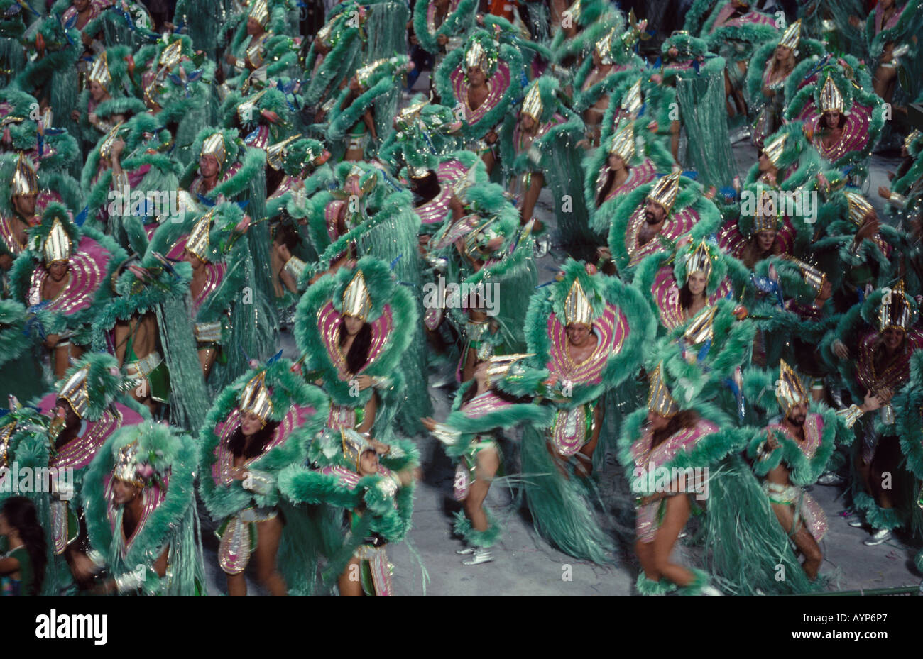 Amérique du Sud Brésil Rio de Janeiro la rue du Carnaval cortège de danseurs portant des costumes à plumes vert Banque D'Images