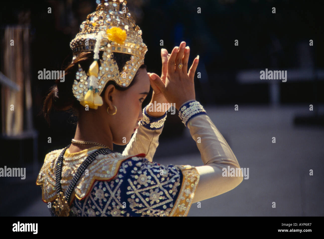 La Thaïlande Asie du sud-est au nord Chiang Mai Le Bouddhisme Religion temple féminin dancer Banque D'Images