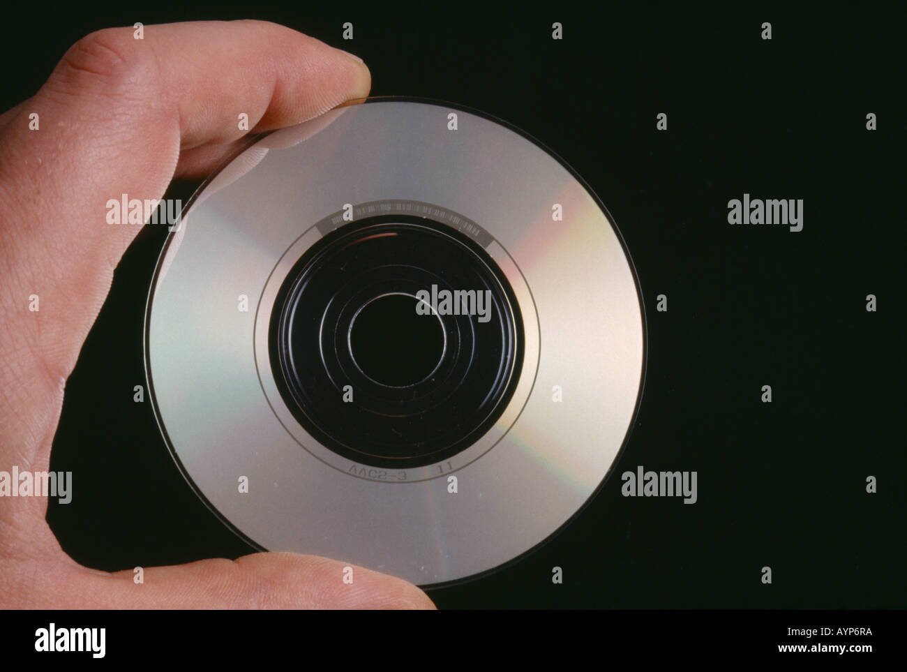 Angleterre main tenant un CD single côté, indiquant le Banque D'Images