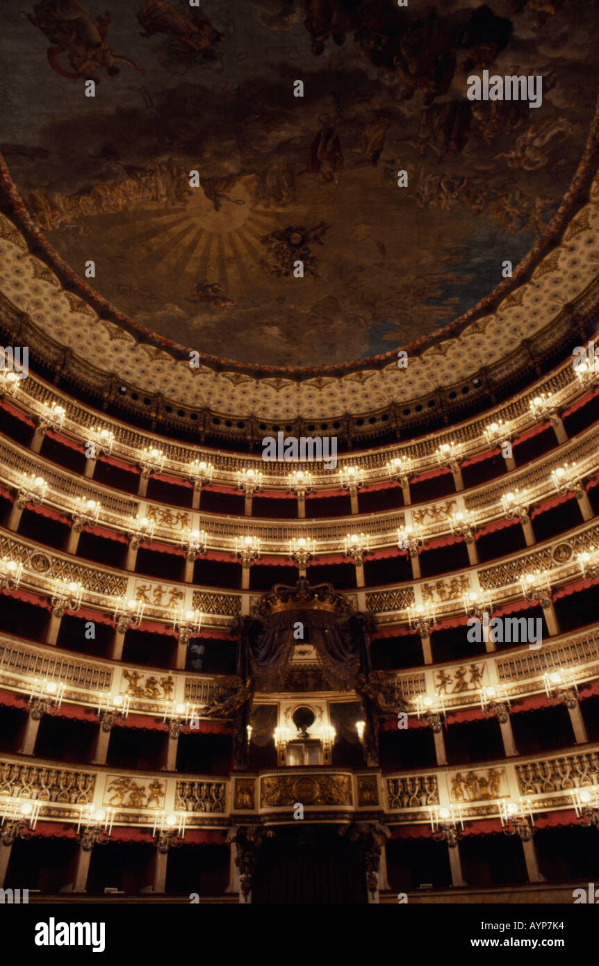 Italie Campanie Napoli Teatro San Carlo Opera House intérieur avec plafond peint et balcon fleuri boxes Banque D'Images