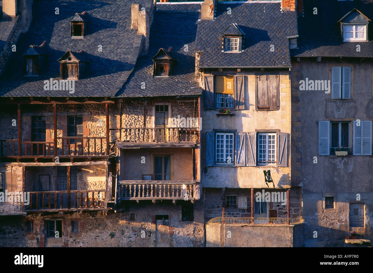 Vieilles maisons bordant la rivière à Espallion Vallée du Lot l'Aveyron Midi Pyrenees France Banque D'Images