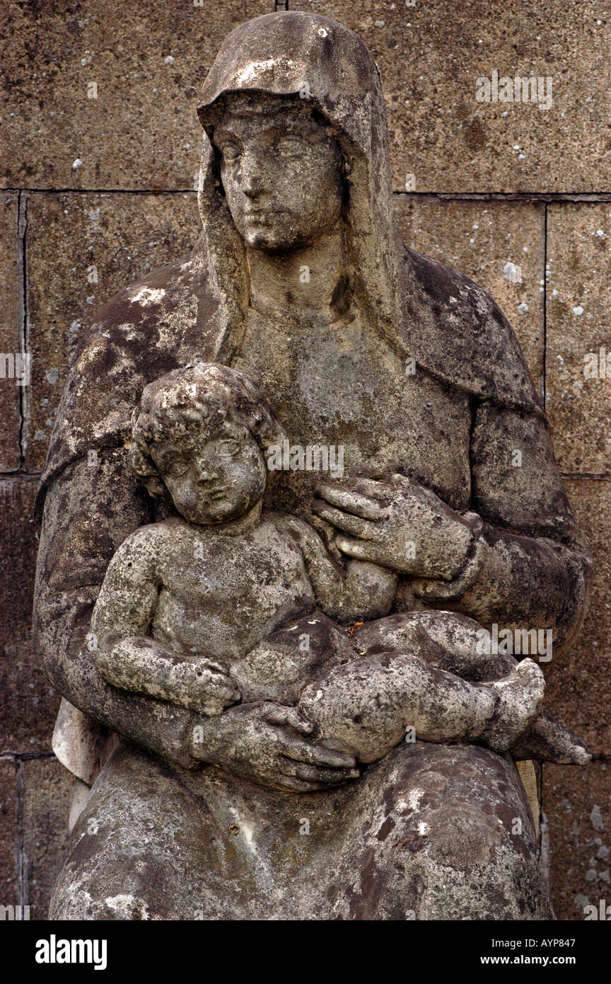 Statue en pierre de Vierge Marie avec l'enfant ange chérubin Banque D'Images