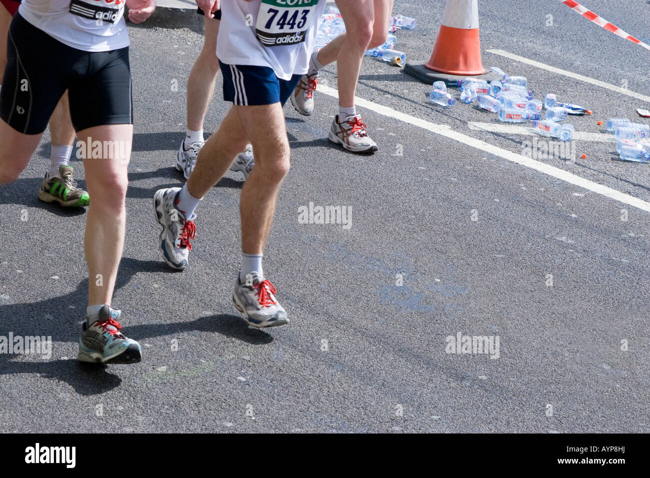 Jambes et bouteilles d'eau (détail), Flora London Marathon 2007, Londres, Angleterre, Royaume-Uni Banque D'Images