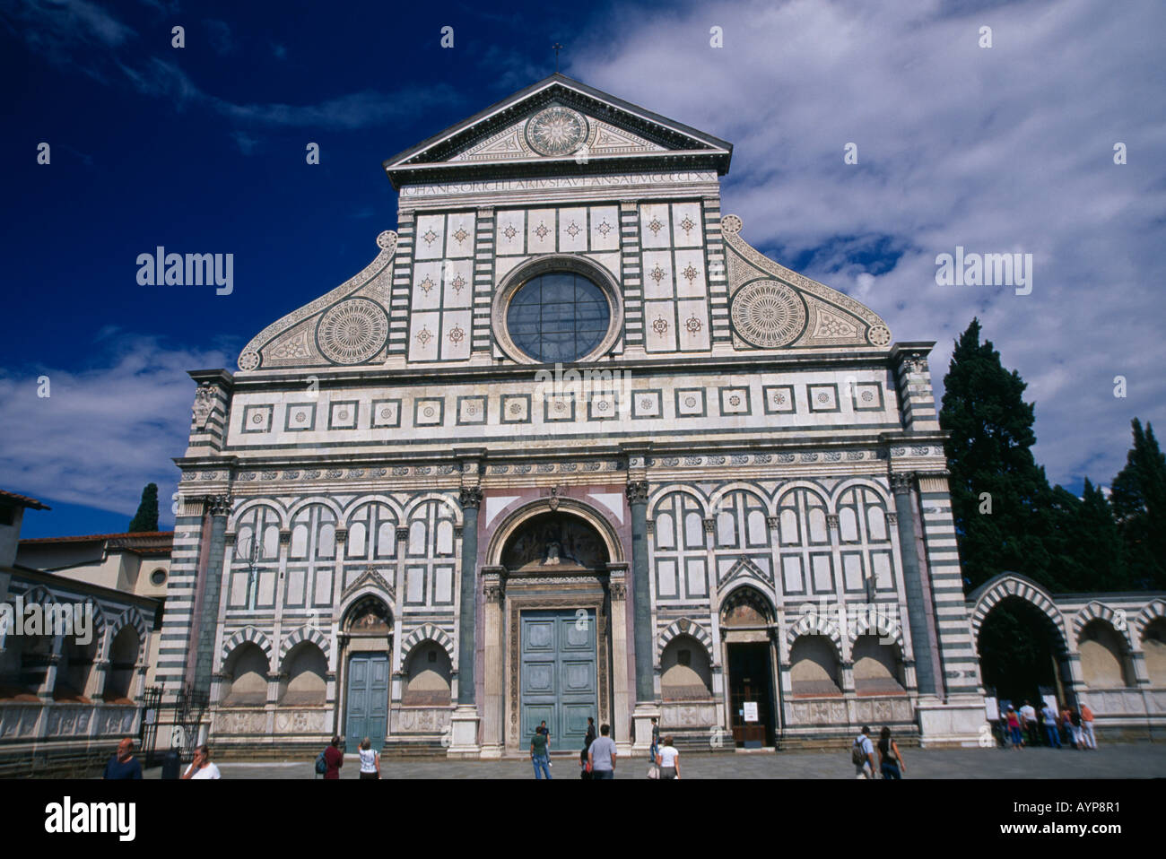 Italie Toscane Florence Santa Maria Novella church façade en marbre extérieur de conception géométrique et fenêtre circulaire centrale Banque D'Images