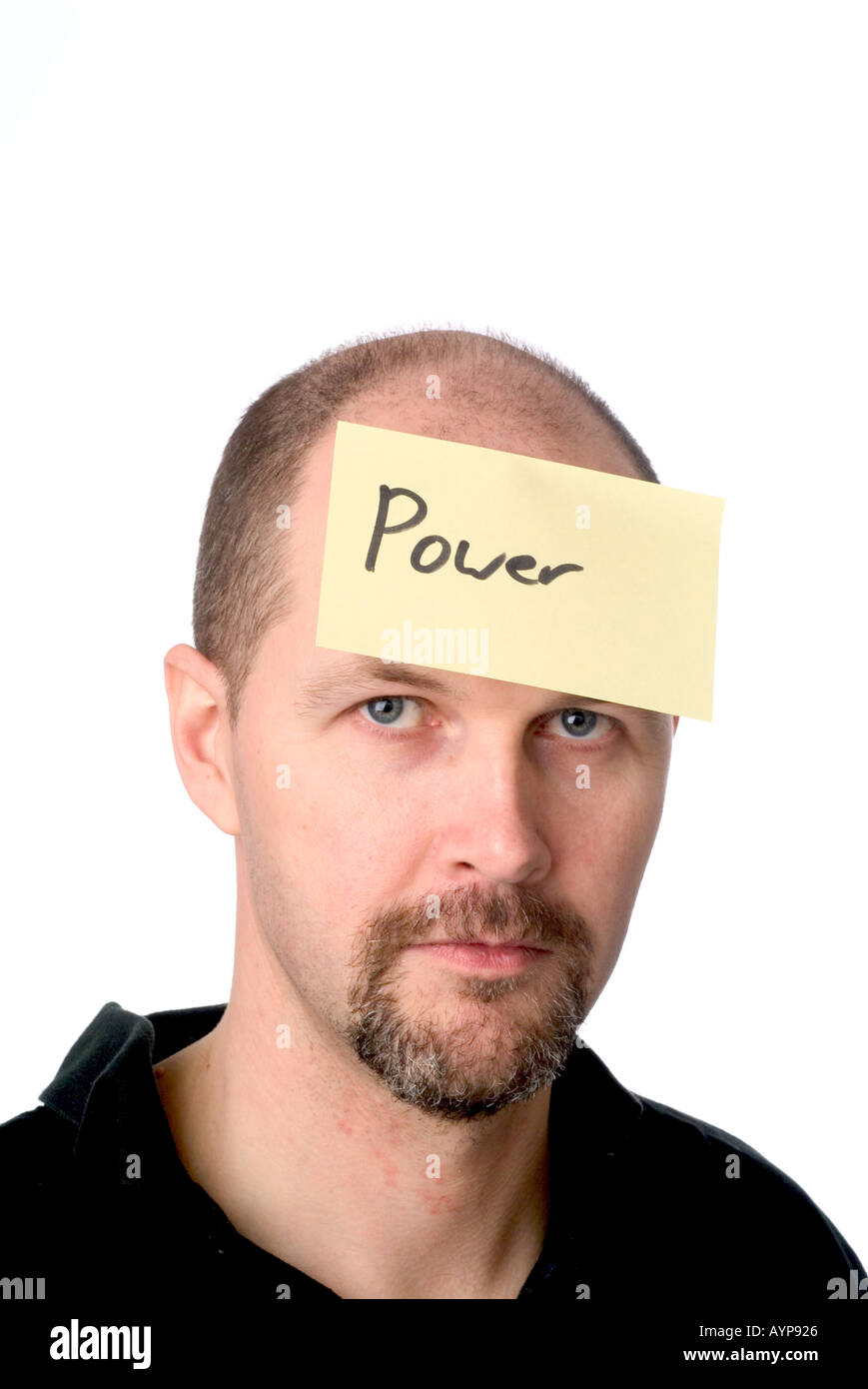 Homme avec post-it sur la tête homme avec post-it sur la tête folle puissance faim entraînées la renommée de l'argent pense que l'idée que l'esprit Banque D'Images