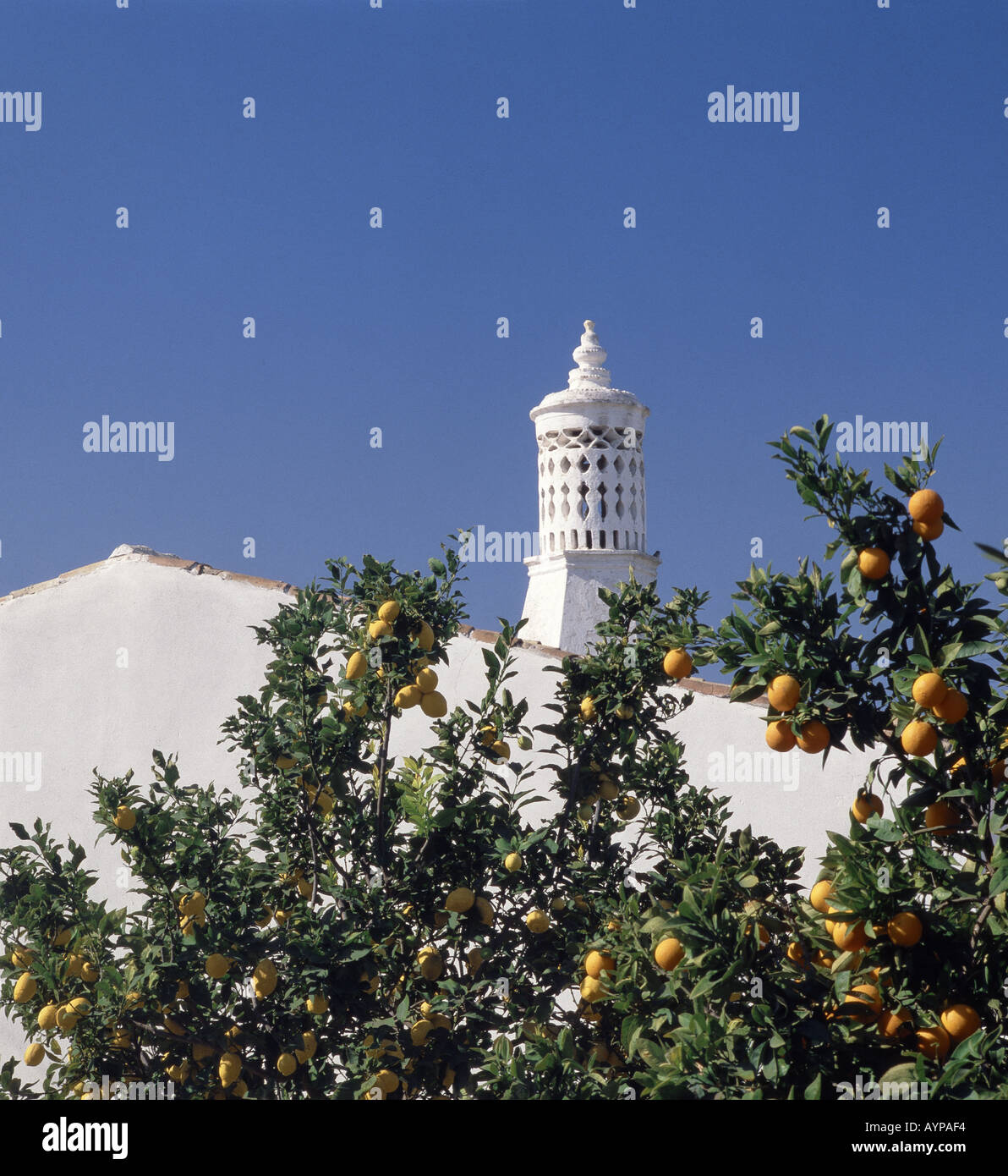 Le Portugal l'Algarve, mauresque ornement cheminée sur cottage avec orange et citron Banque D'Images