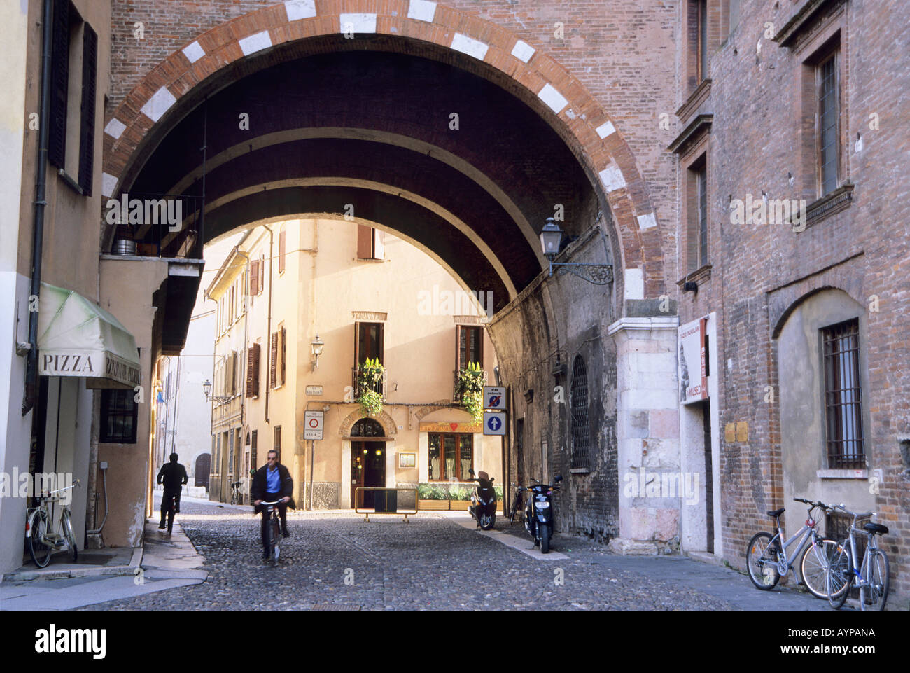De l'arc gothique Palazzo del Podesta Piazza Broletto Mantova Banque D'Images