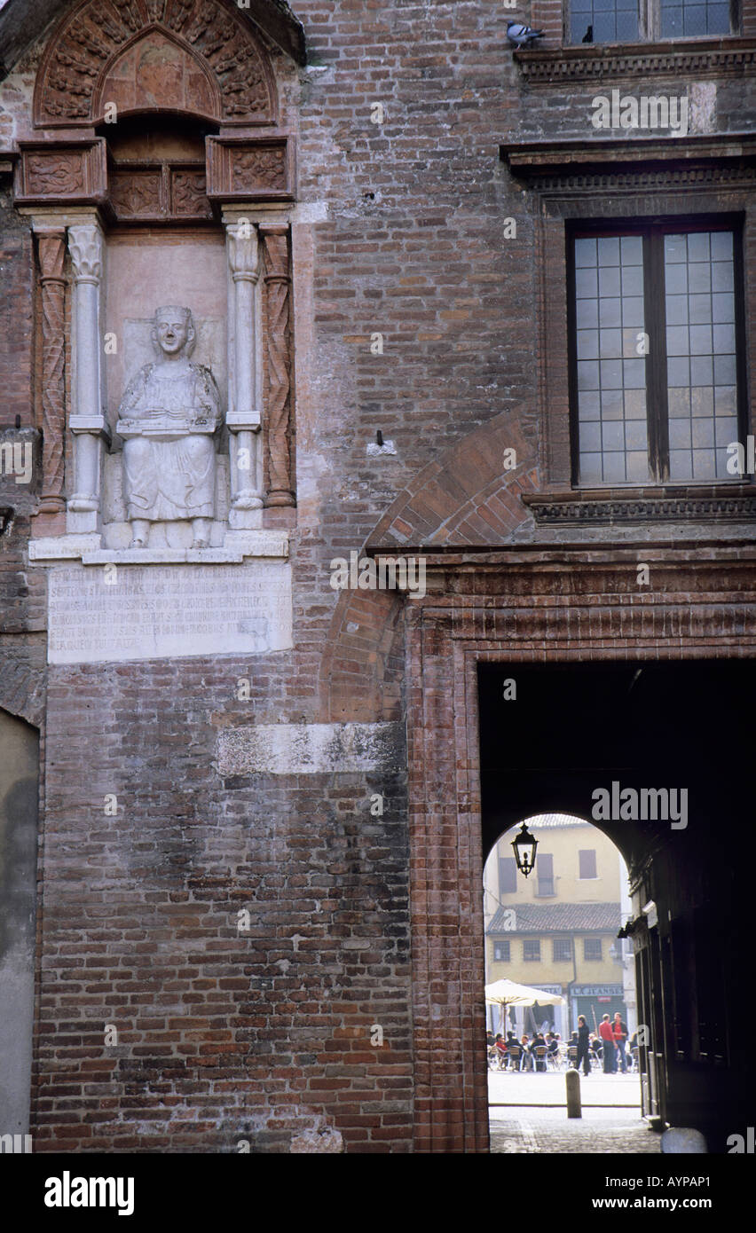 Palazzo del Podesta et Sottoportico del Lattonai avec 13e c statue de Virgil Piazza Broletto Mantova Le poète romain Virgile nom complet Publicus Vergilius Maro est né près de Mantoue dans 70 B C et meurt en 19 B C L'une de ses oeuvres les plus connues est Énéide Banque D'Images