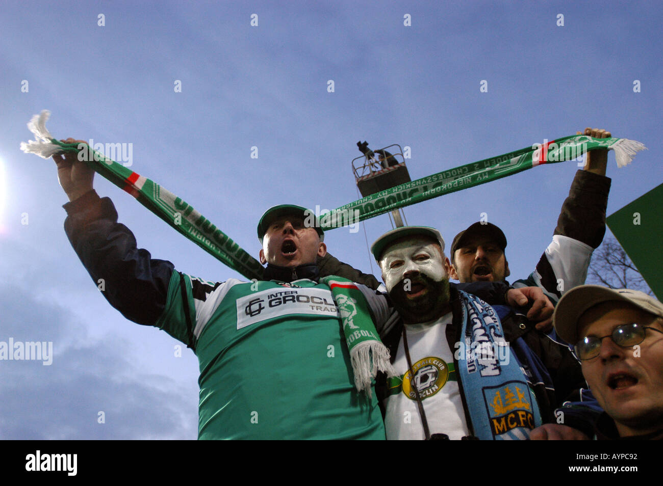 Les fans de Grodzisk soutenant leur équipe à Grodzisk Wlkp, en Pologne, lors d'un match de football contre Manchester City. Banque D'Images