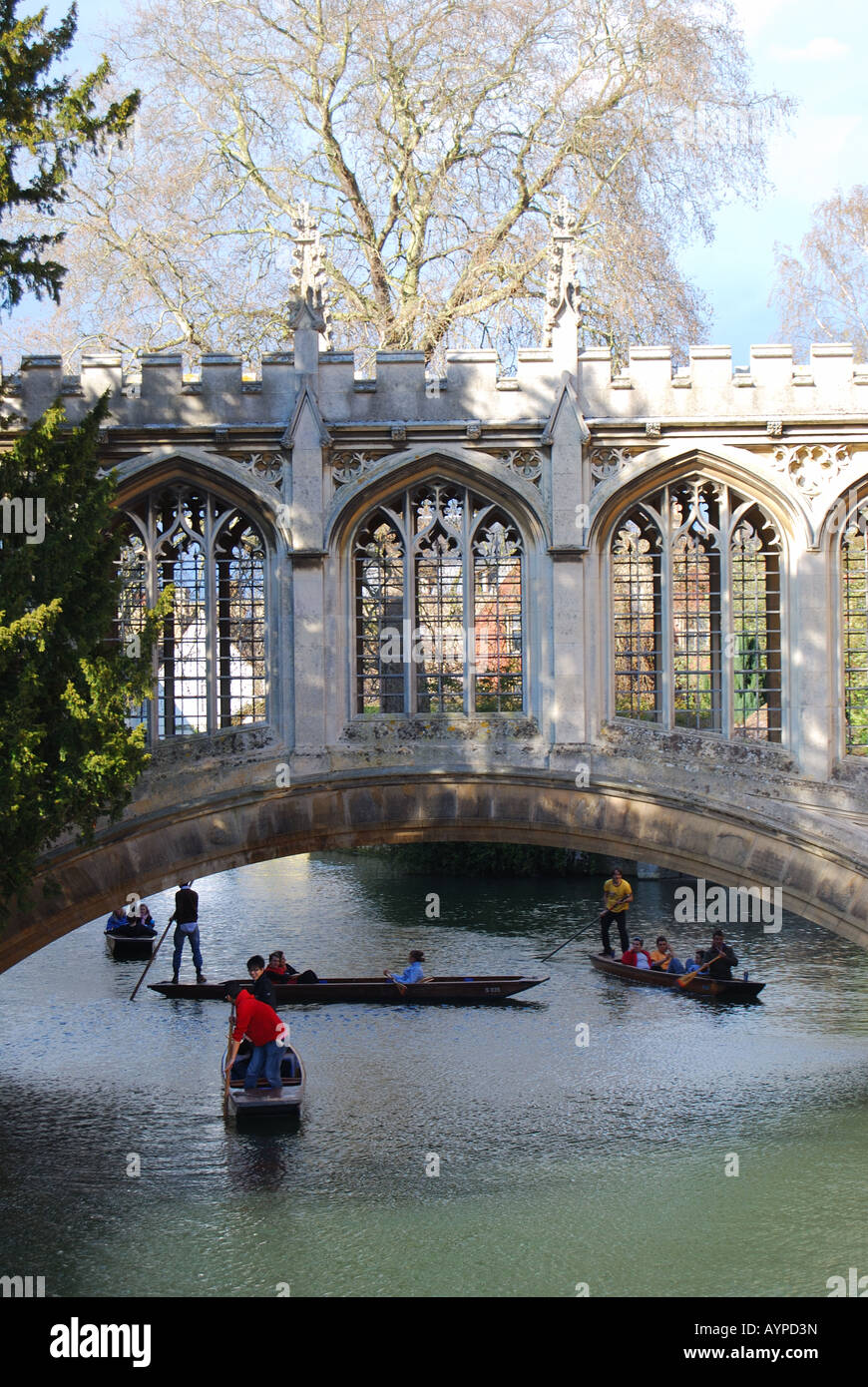 Barques sur la rivière Cam, le Pont des Soupirs, St John's College, Cambridge, Cambridgeshire, Angleterre, Royaume-Uni Banque D'Images