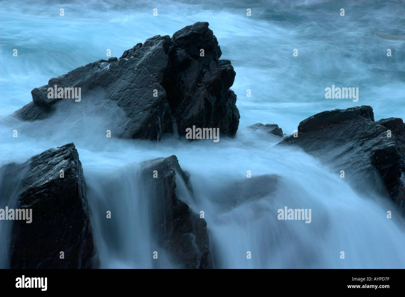 SHETLAND ISLANDS UK Surf sur des rochers au crépuscule ECOSSE slow motion Banque D'Images