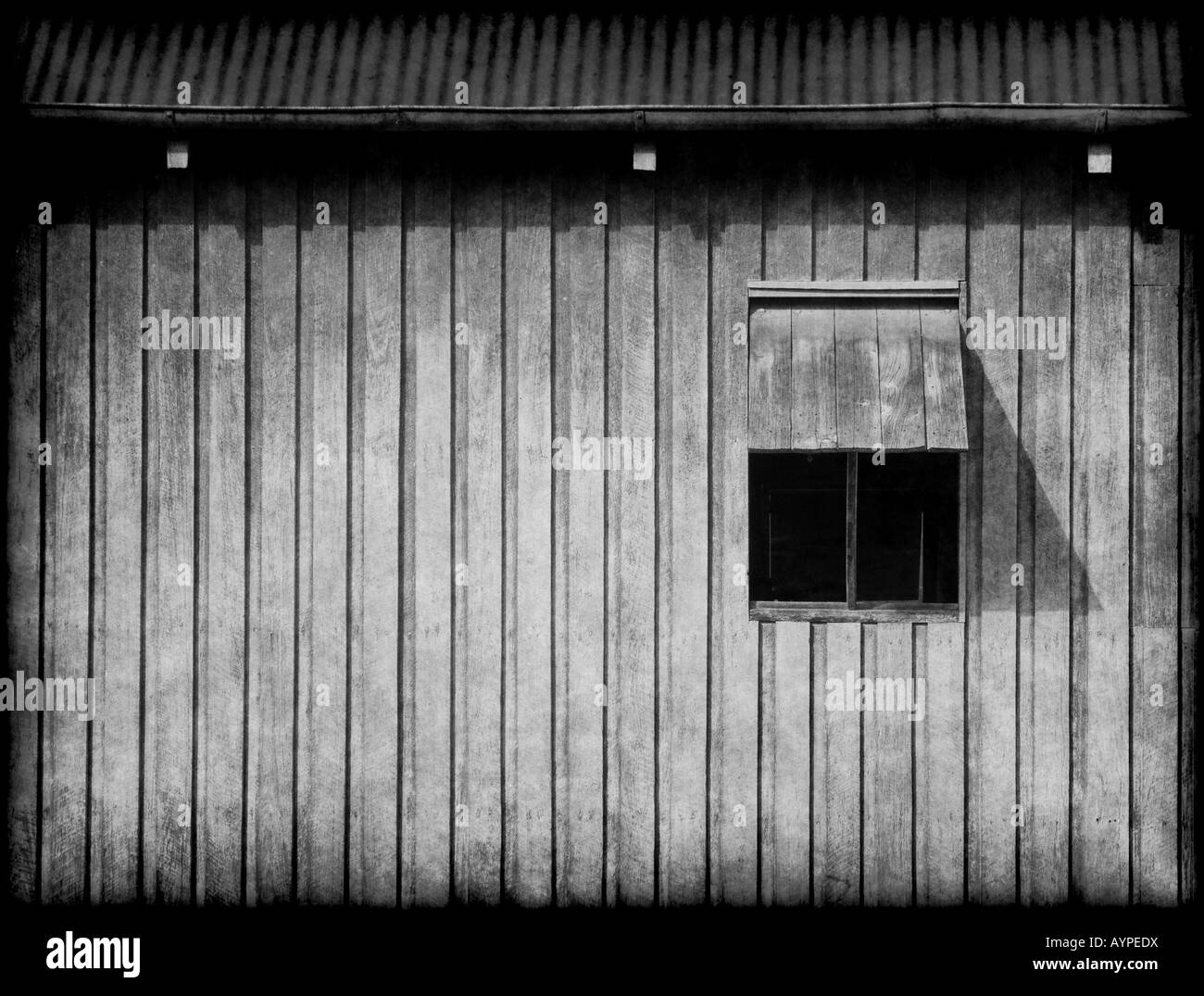 La vieille fenêtre sur la grange est ouvert Banque D'Images