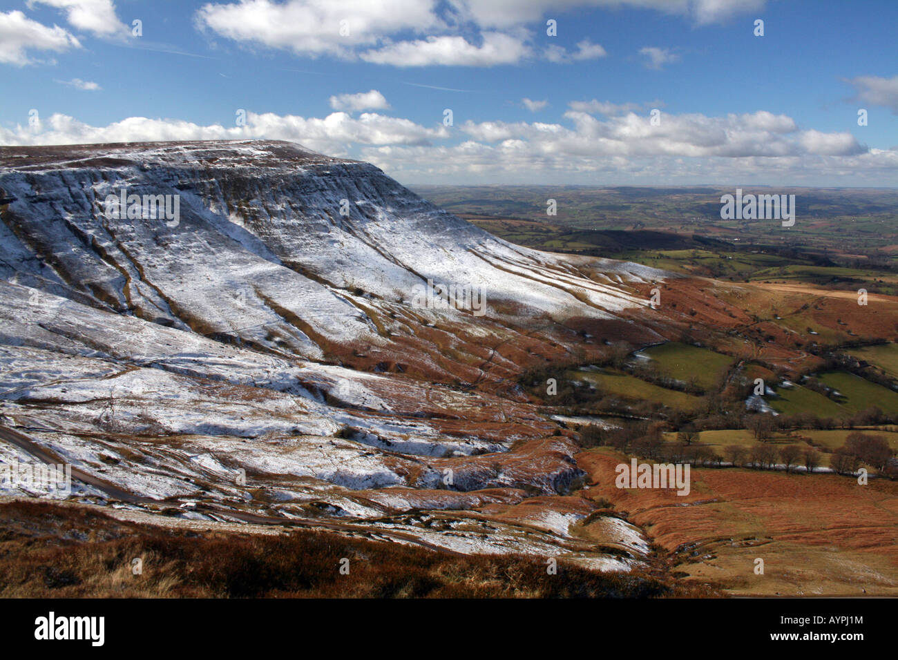 Montagnes couvertes de neige à Hay Bluff dans le sud du Pays de Galles Banque D'Images