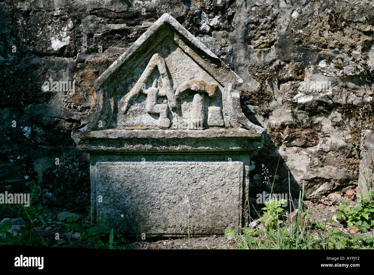 Pierre tombale dans le cimetière du Temple à la première preceptory en Ecosse des Templiers Banque D'Images
