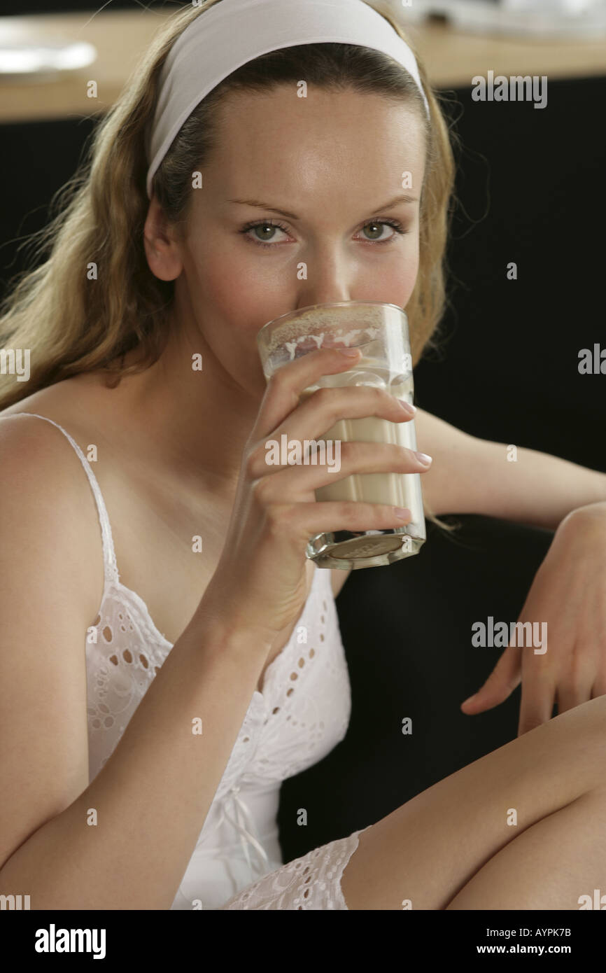 Une vue de face femme blonde avec un verre de café Banque D'Images