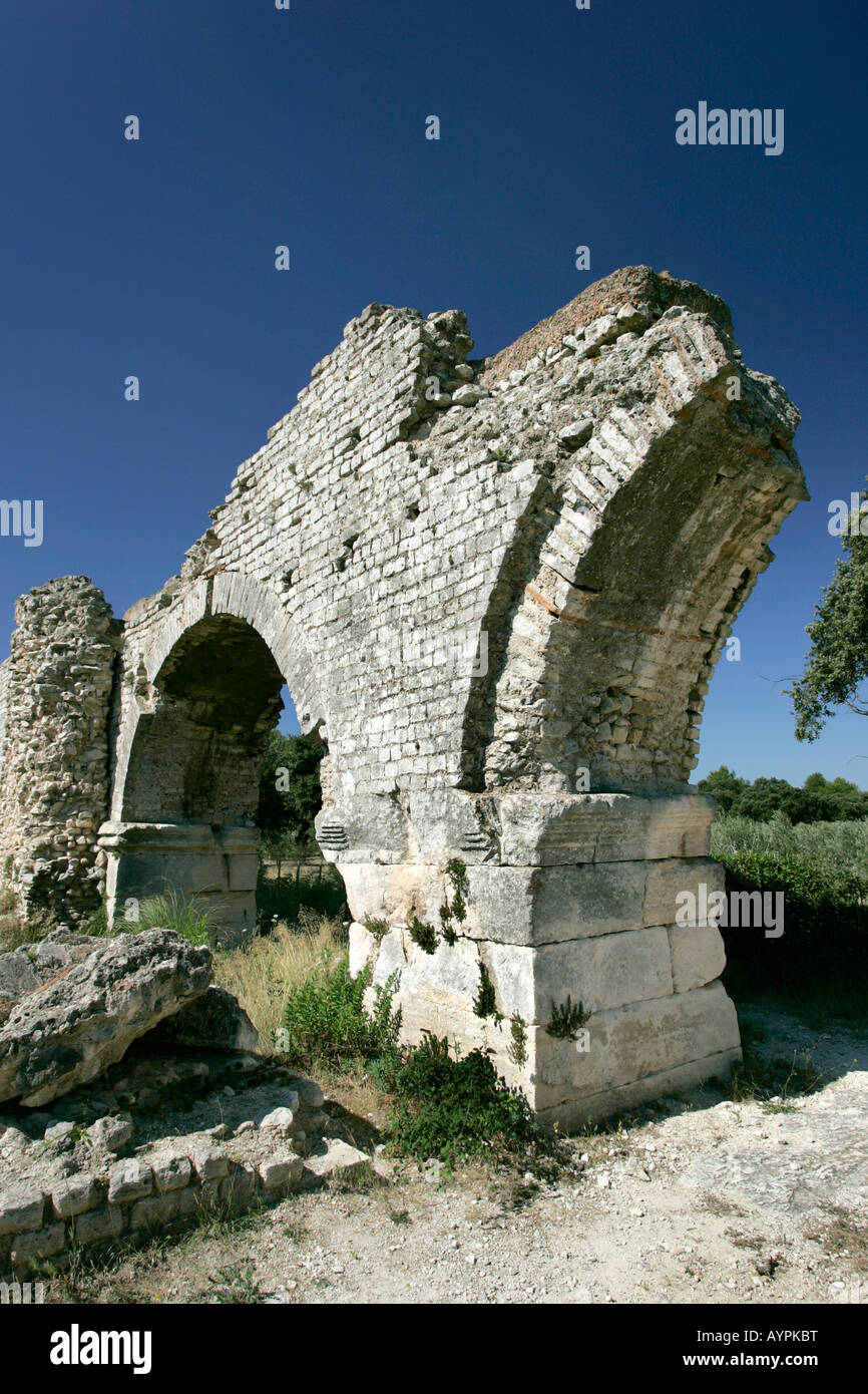 L'Aqueduc Romain à Eygalières, près de Arles, Bouches du Rhone, Provence, France Banque D'Images