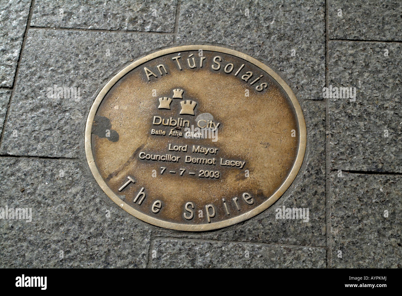 Chaussée Plaque couleur laiton fixées par Lord Mayor Dermot Lacey pour célébrer l'Irlande Dublin Spire l Banque D'Images