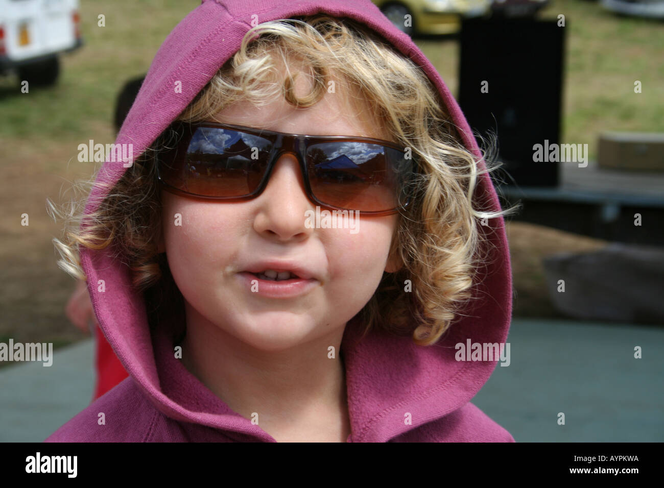 Petite fille aux cheveux bouclés blonde Banque de photographies et d'images  à haute résolution - Alamy