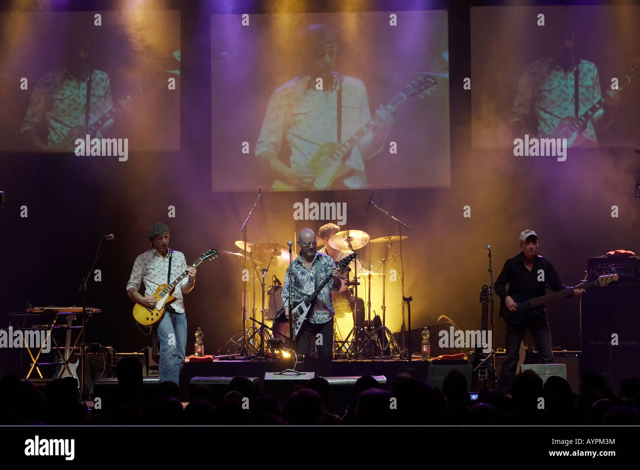 Wishbone Ash concert (chanteur/guitariste Andy Powell, le bassiste Bob Walter William Skeat, guitariste Muddy Manninen et Joe Crabtree sur batterie), Banque D'Images