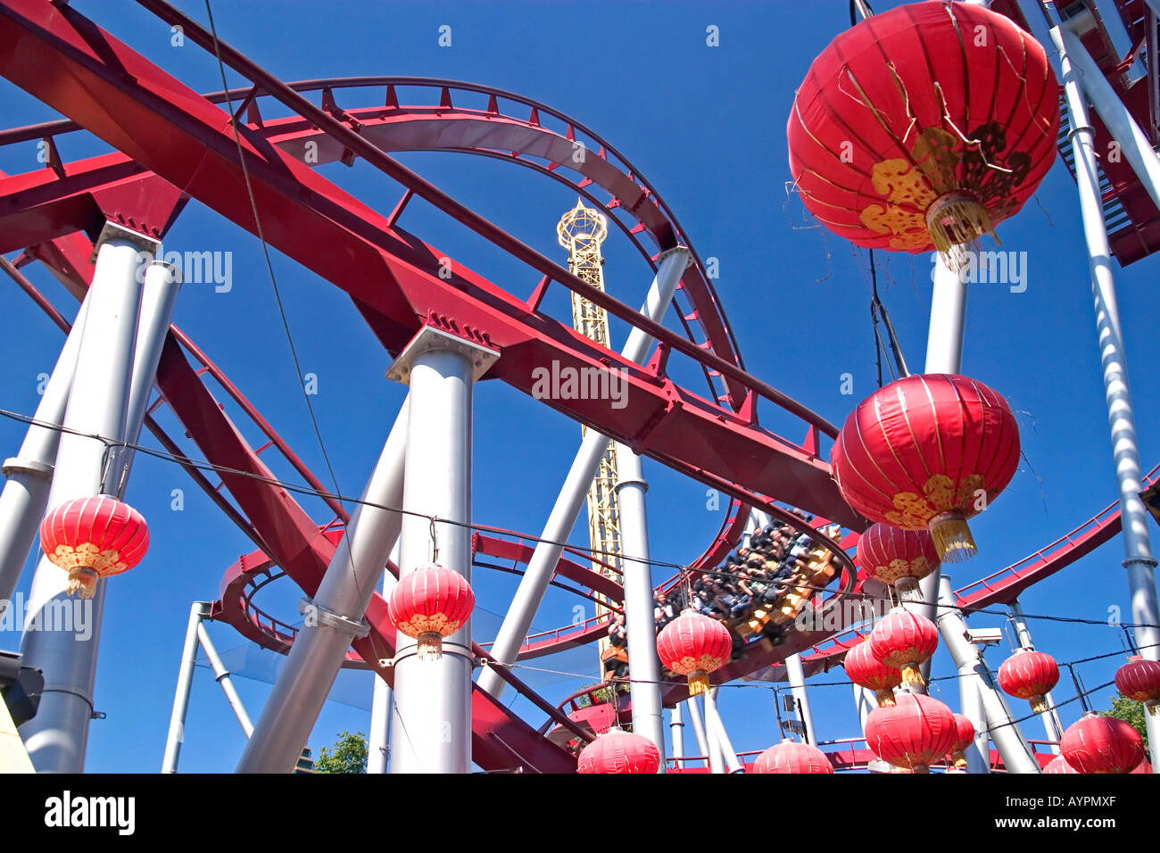 Roller Coaster avec lampes chinois Danemark Copenhague Tivoli Banque D'Images