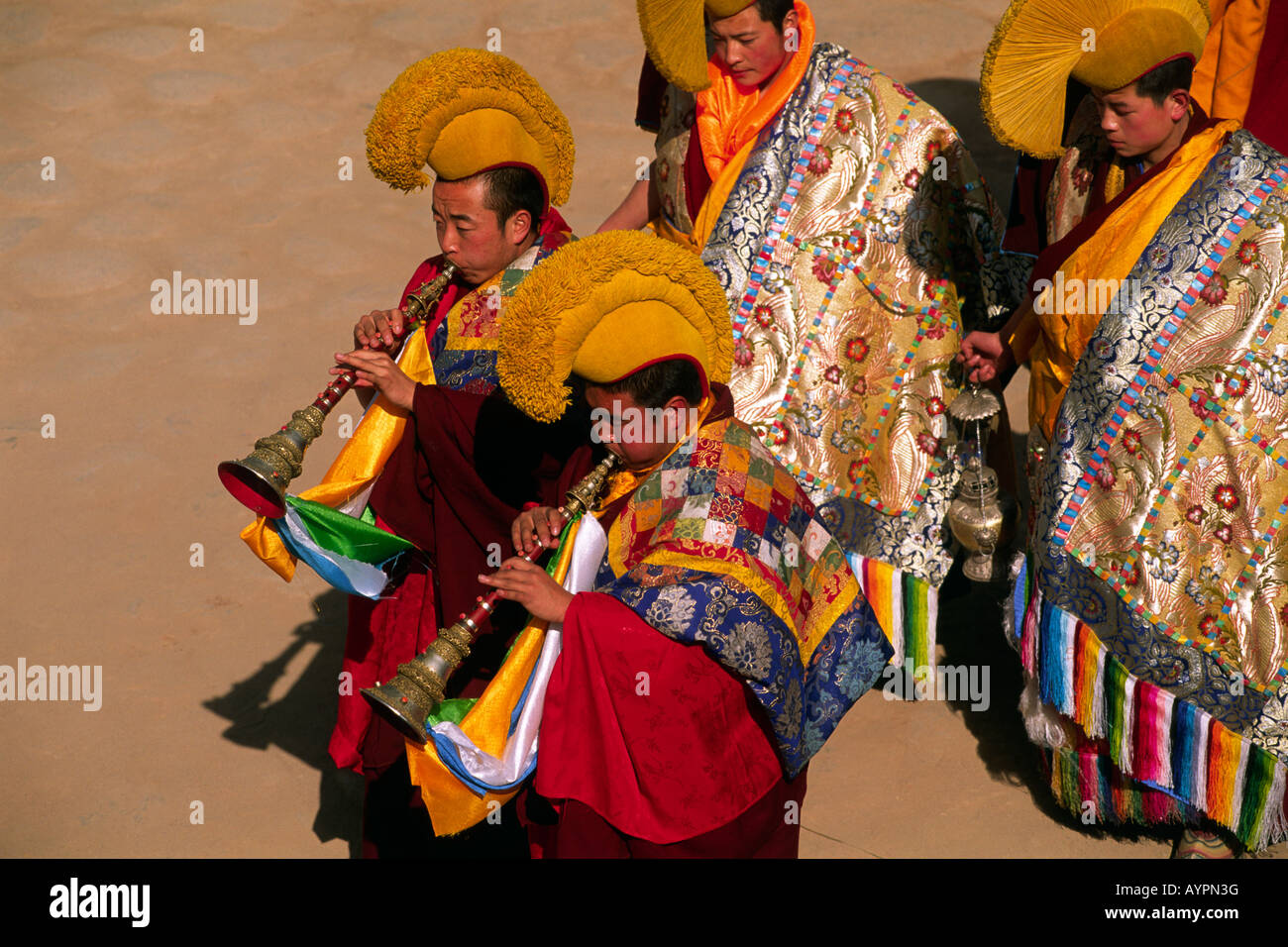 Chine, Tibet, province de Qinghai, Tongren (Repkong), monastère de Wutun si, jour de l'an, moines tibétains jouant de la trompette traditionnelle Banque D'Images