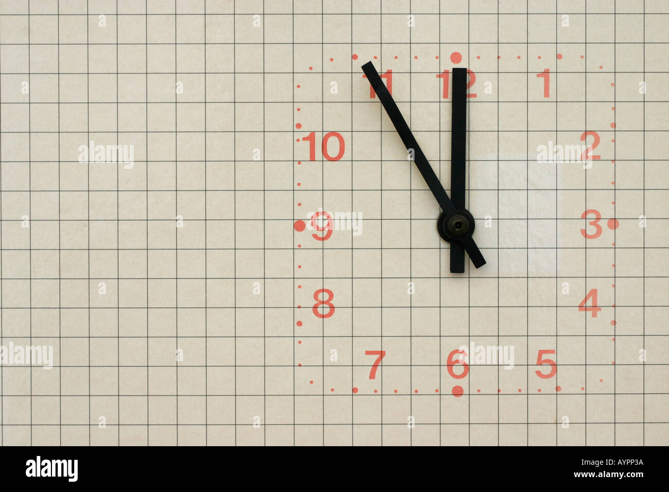 Une horloge seeen sur un mur à motifs carrés Banque D'Images