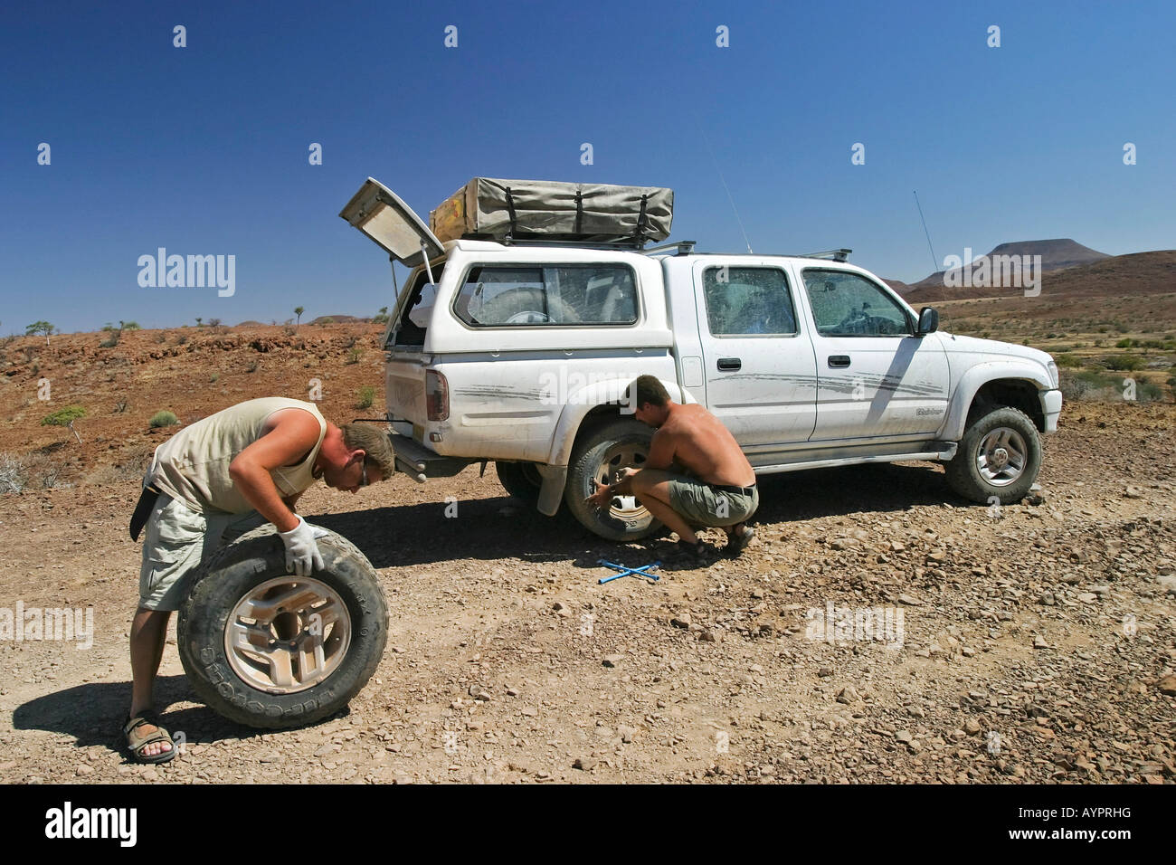 Le changement d'un pneu à plat sur un véhicule hors route (4X4) dans le  nord de la Namibie, l'Afrique Photo Stock - Alamy