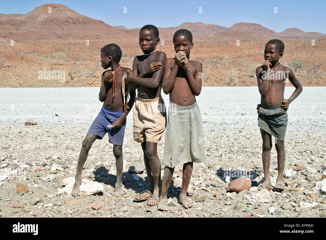 Enfants namibiens bijoux vente sur le côté d'une route dans le nord de la Namibie, Kaokoveld, Afrique Banque D'Images