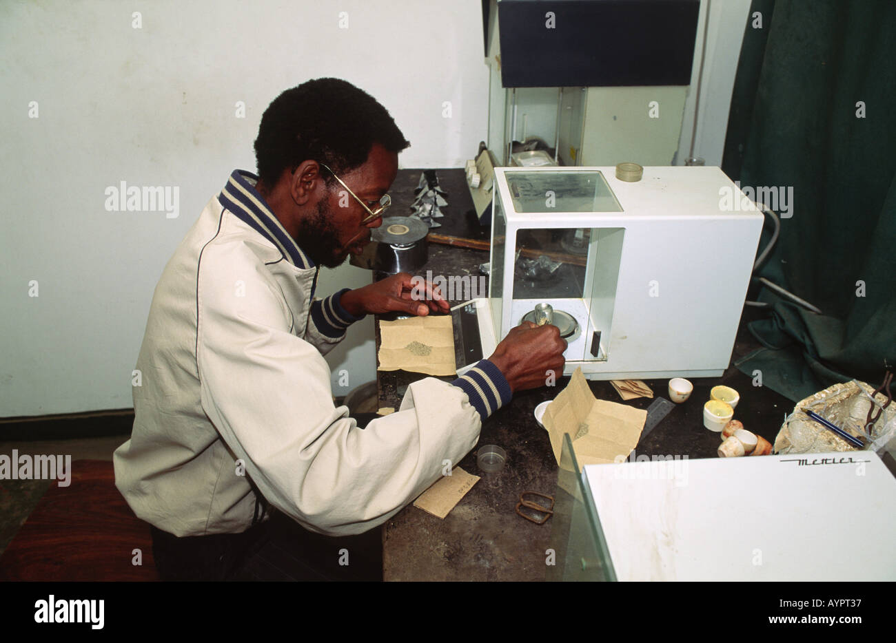 Un technicien pesant des pépites d'or à la mine d'or Jumbo. Zimbabwe Banque D'Images