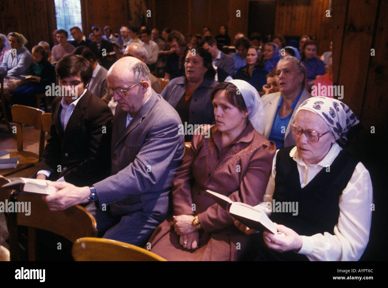 L'Allemagne de l'ouest du camp de réfugiés de Friedland. Soviet-Germans revenir comme des refuges de l'Union soviétique à la liberté. Service de l'église des années 1980 HOMER SYKES Banque D'Images