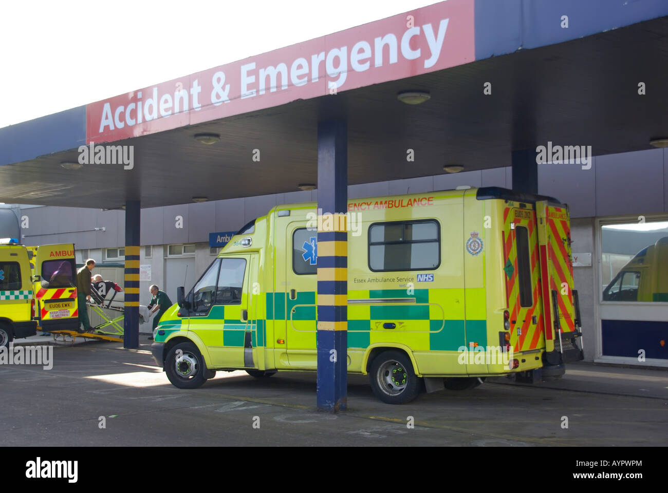 Ambulance du service de santé national du NHS devant l'entrée des soins de santé à l'hôpital Basildon, bâtiment A&E, service des accidents et des urgences Essex, Angleterre, Royaume-Uni Banque D'Images