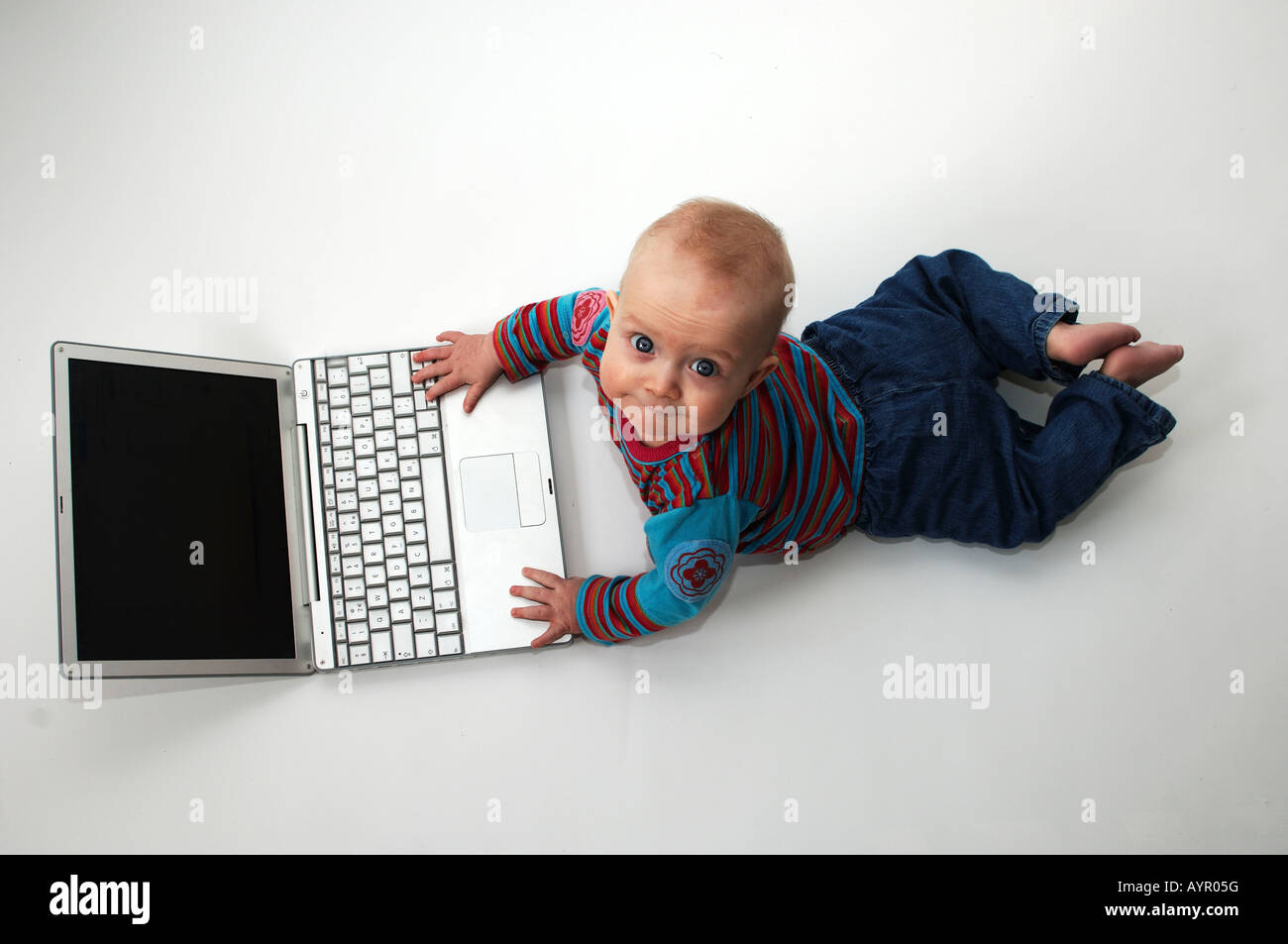 À l'âge de six mois, bébé garçon travaillant sur un ordinateur portable Banque D'Images