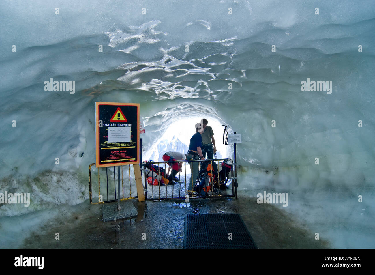 CPA 74 - CHAMONIX : GLACIER DES BOSSONS ET AIGUILLE DU MIDI (HAUTE