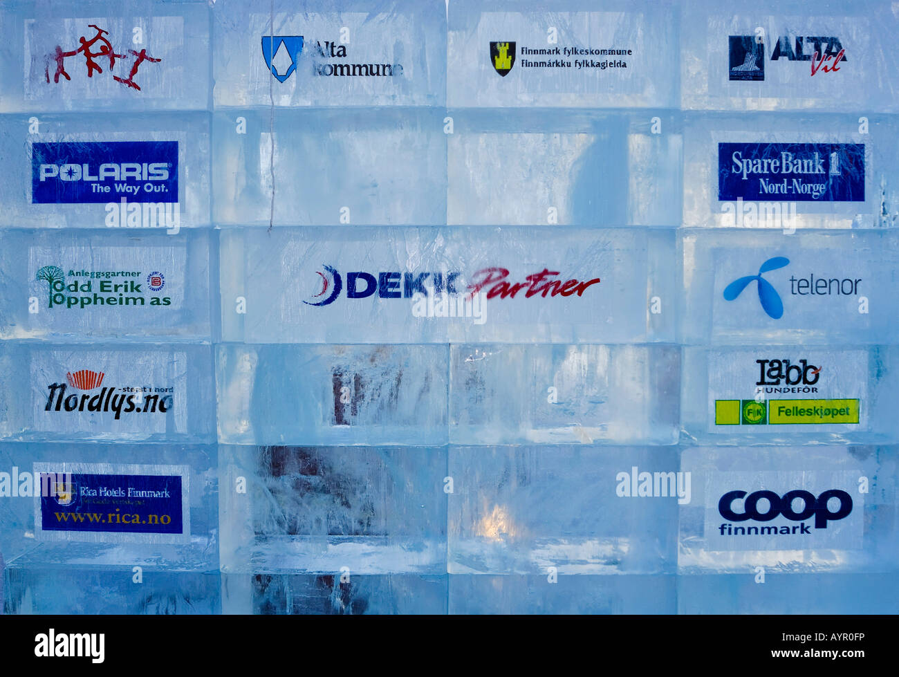 La publicité du promoteur dans des blocs de glace sur la ligne de départ de la course en traîneaux à chiens, Finnmarksloppet Finnmark, Norvège, Scandinavie Banque D'Images