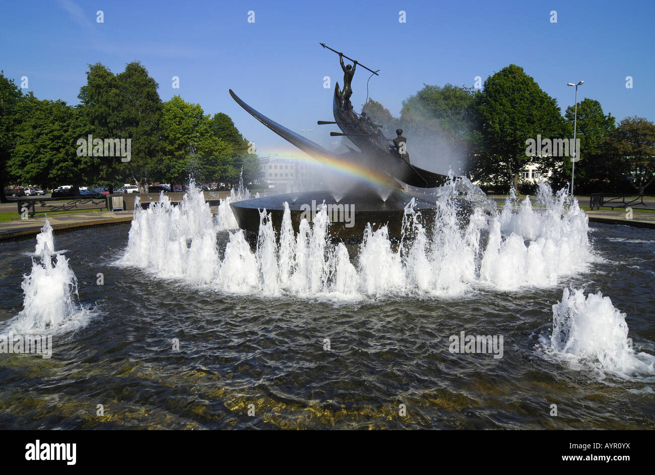 Monument à la baleine controversée par le sculpteur Norvégien Knut Steen, fontaine et truites arc-en-ciel, de Sandefjord, Vestfold, sud de la Norvège, S Banque D'Images
