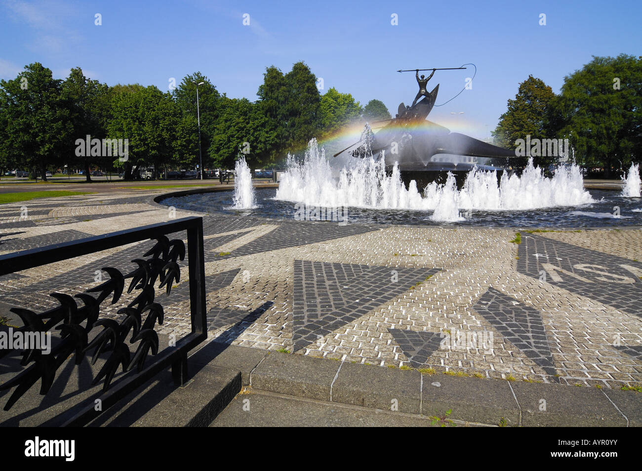 Monument à la baleine controversée par le sculpteur Norvégien Knut Steen, fontaine et truites arc-en-ciel, de Sandefjord, Vestfold, sud de la Norvège, S Banque D'Images