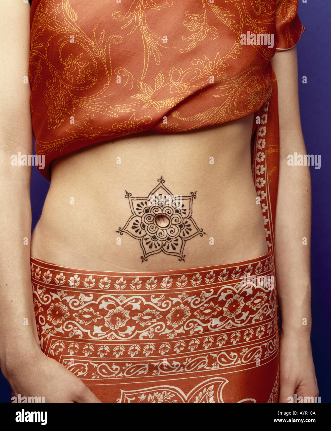Tatouage Au Henné Nombril Banque Dimages Photo Stock