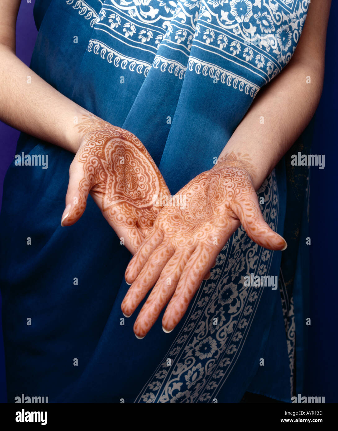 Tatouage au henné sur les mains des femmes Banque D'Images