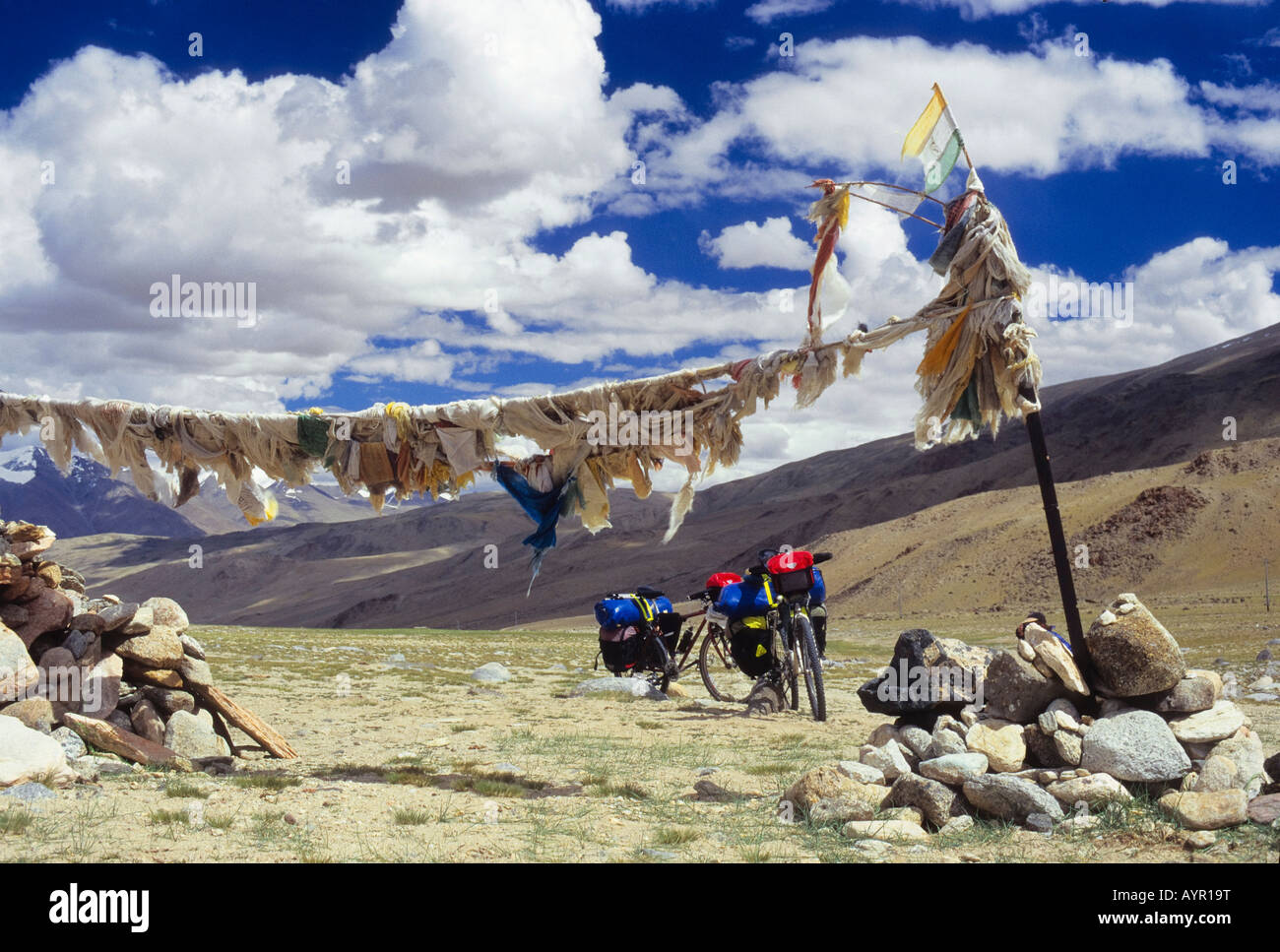 Les drapeaux de prières bouddhistes et deux vélos de montagne, Polo Kanga La Pass, Himalaya, Ladakh, Inde Banque D'Images