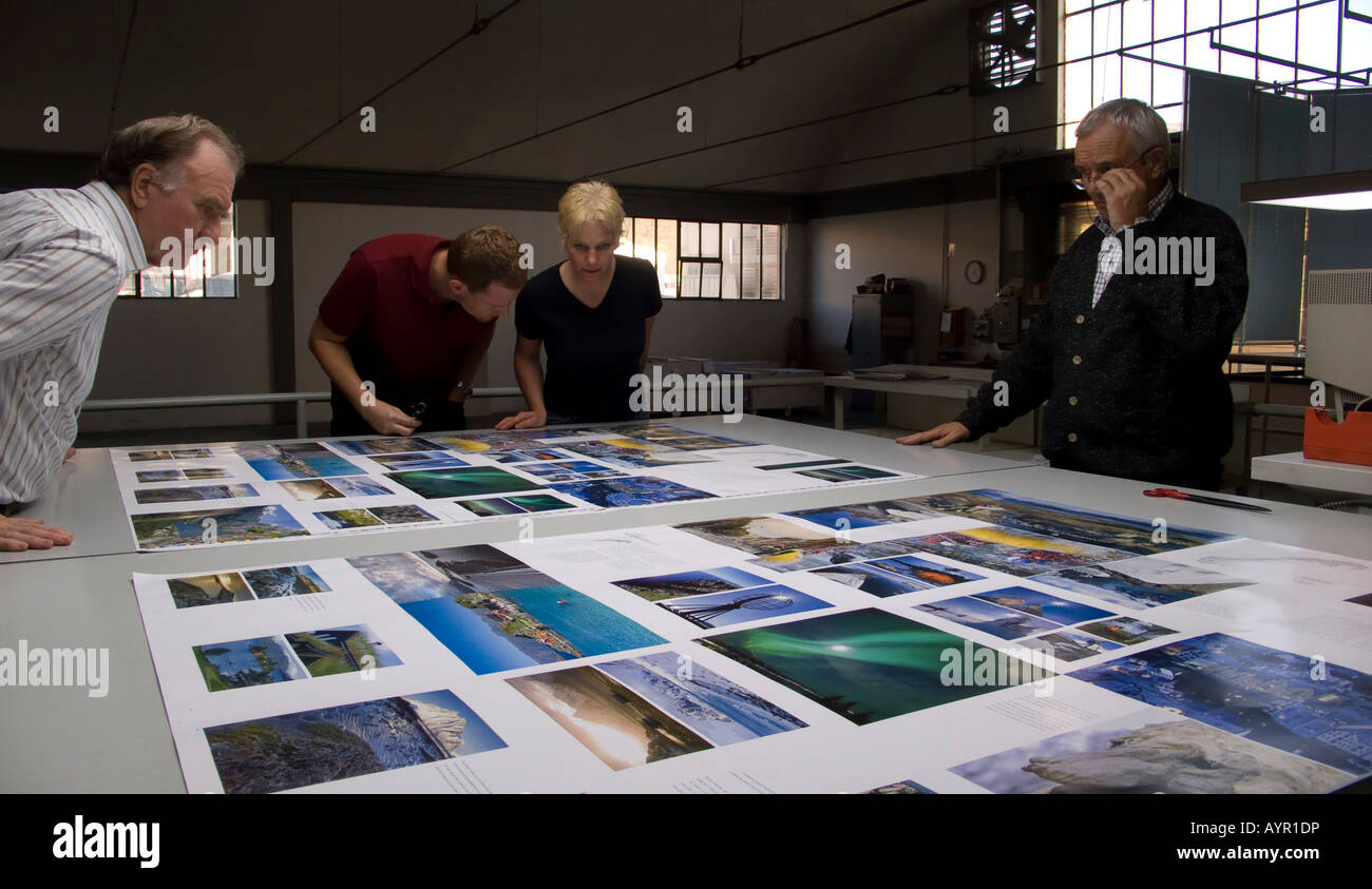 Les artistes graphiques, l'imprimante et l'auteur contrôle de la qualité de l'impression d'une propagation à une presse d'impression Banque D'Images