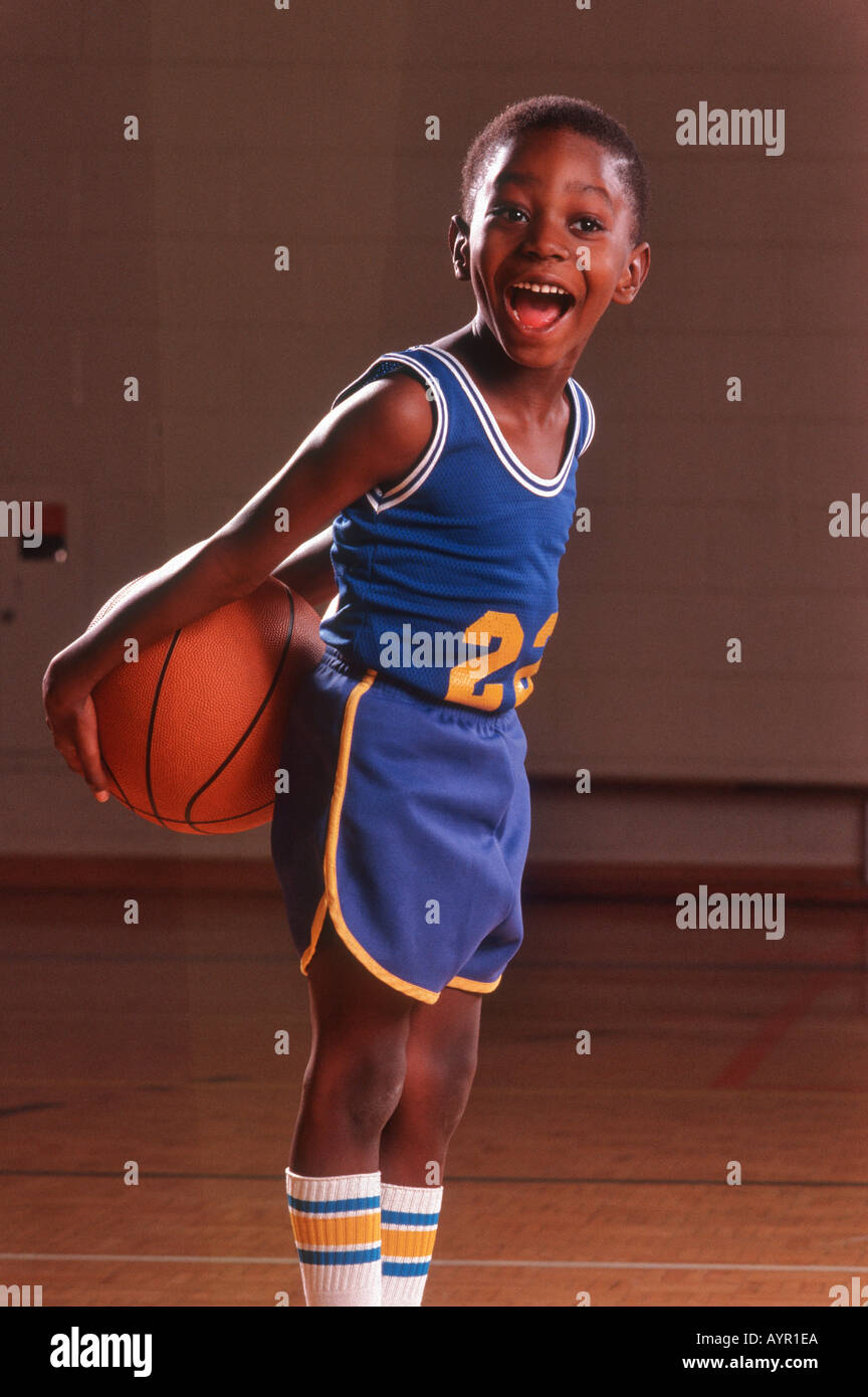 5 ans petit nègre en uniforme de basket-ball Basket-ball et holding smiling  Photo Stock - Alamy