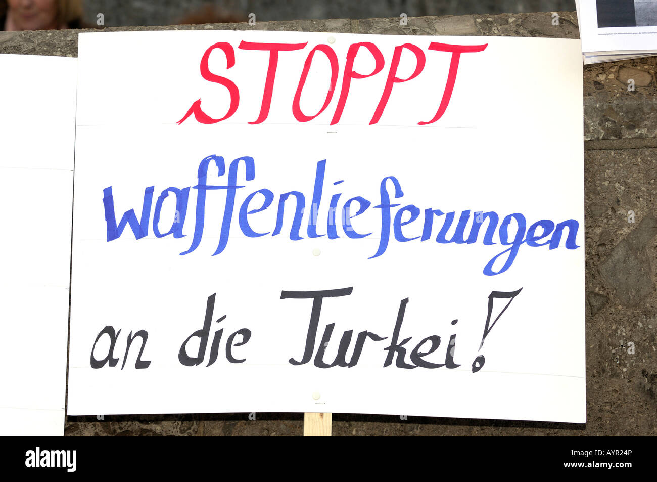 (Allemand) 'Stop à cargaisons d'armes à la Turquie" signe à une protestation contre la 2008 Conférence de Munich sur la politique de sécurité, Munich, Bavar Banque D'Images