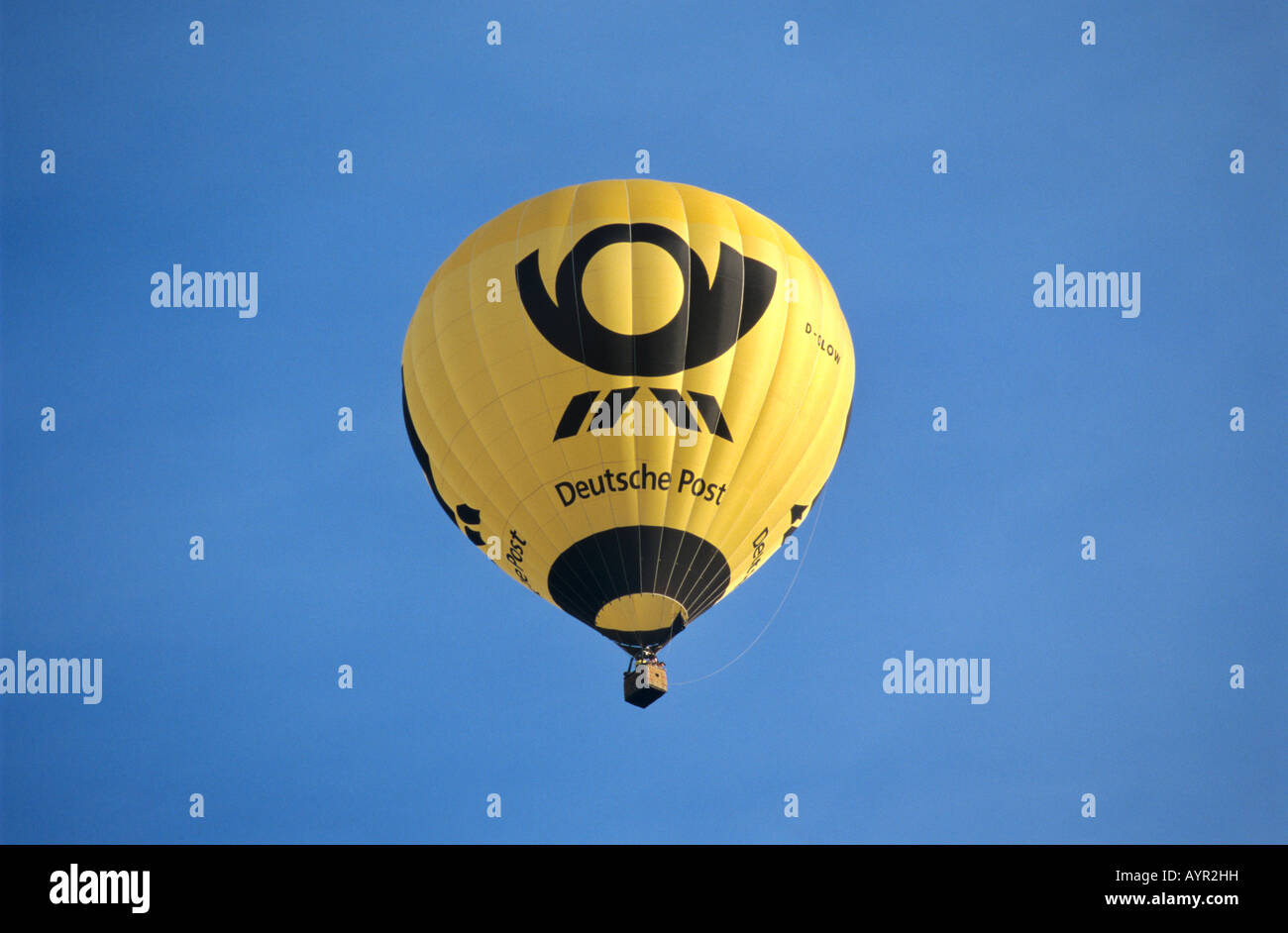 Deutsche Post (Poste allemande) hot air balloon in a blue sky Banque D'Images