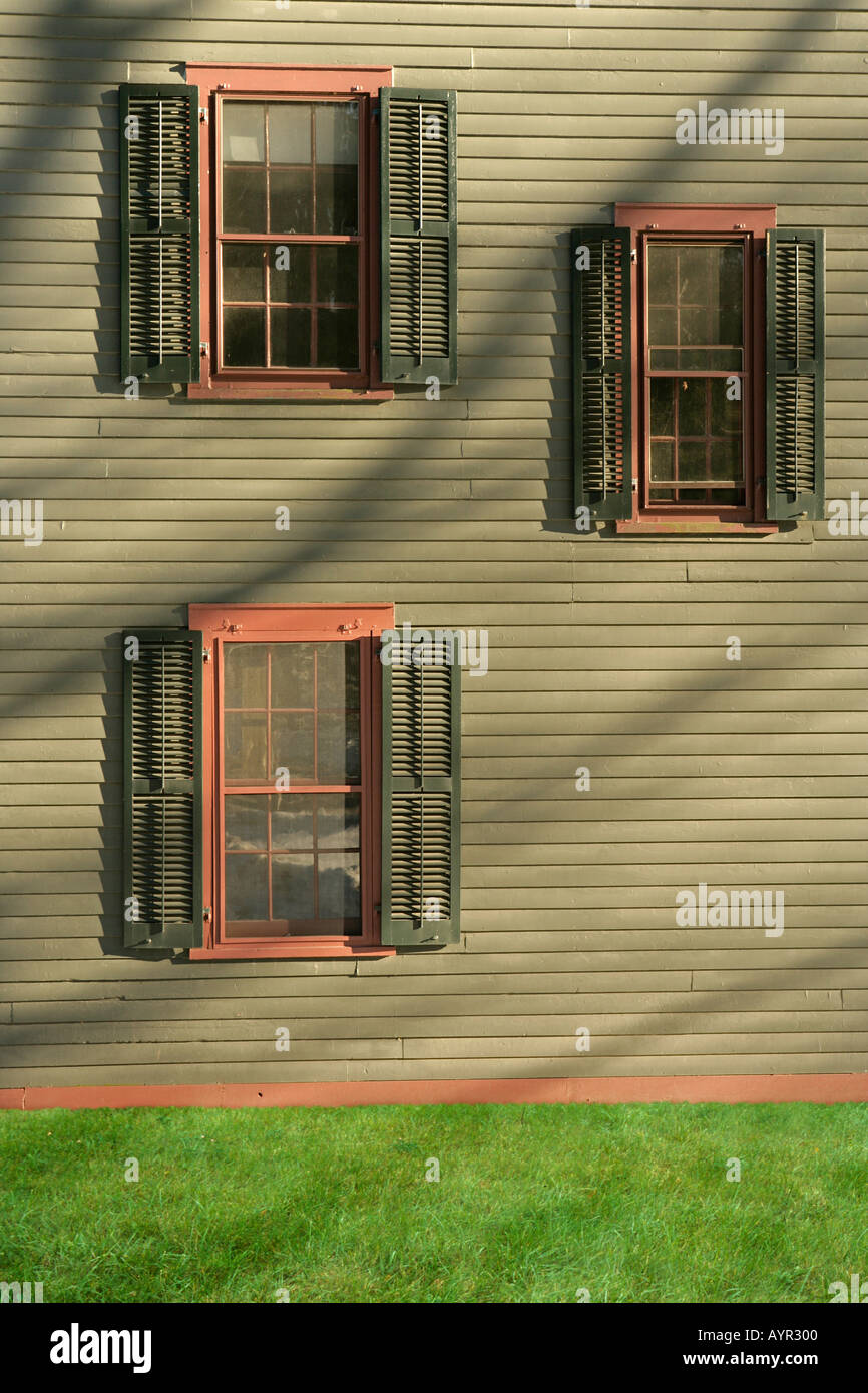 Un mur extérieur Fenêtres et volets d'une maison ancienne construite au 1850 s dans le New Jersey USA Banque D'Images